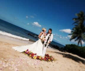 HA_Hochzeitsplaner_Muenchen_Hochzeit_Hawaii_Brautpaar_Blumentrauring_e